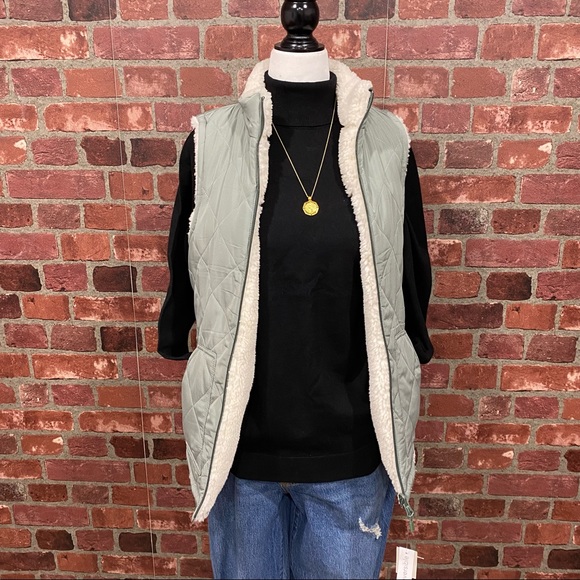 XS Reversible Sherpa Sage Green Zip Up Vest - Picture 14 of 17
